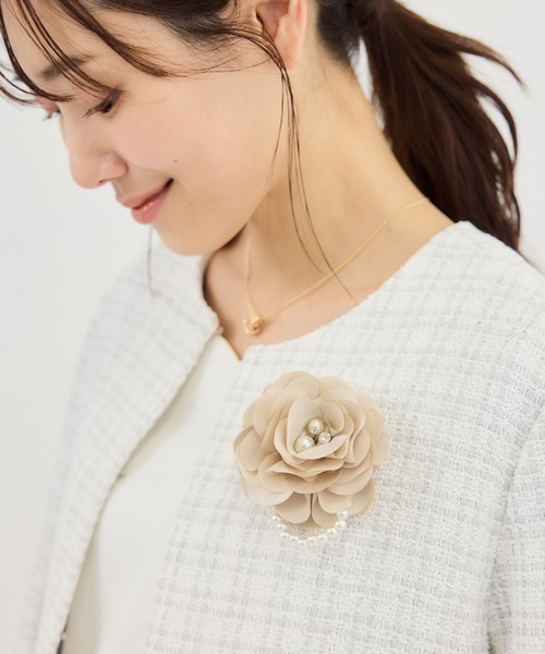 ROPE' PICNIC(ロペピクニック)の「パール×サテンフラワーコサージュ(ブローチ/コサージュ・レディース・ネイビー/ベージュ系その他・FREE)」の3枚目の写真
