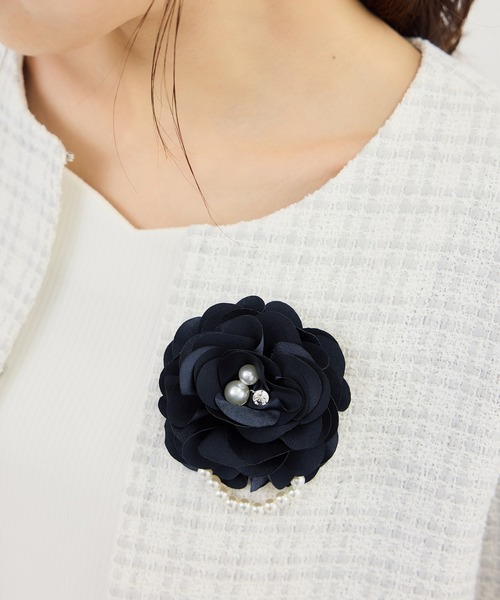 ROPE' PICNIC(ロペピクニック)の「パール×サテンフラワーコサージュ(ブローチ/コサージュ・レディース・ネイビー/ベージュ系その他・FREE)」の5枚目の写真
