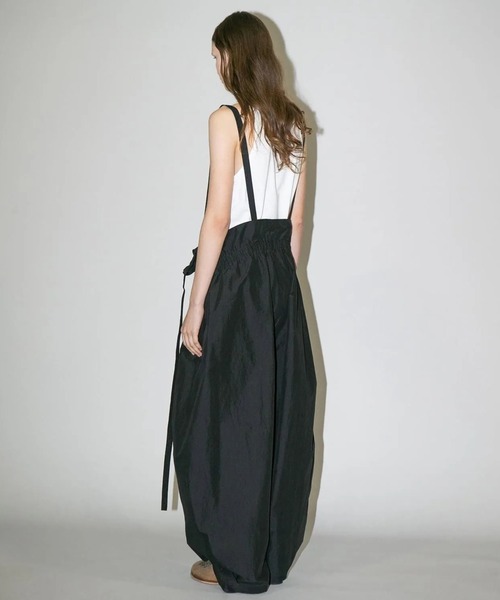 my beautiful landlet(マイビューティフルランドレット)の「【my beautiful landlet】 COTTON×RECYCLED NYLON WIDE SUSPENDER PANTS(その他パンツ・メンズ・ブラック/チャコールグレー/ネイビー・0/1)」の11枚目の写真