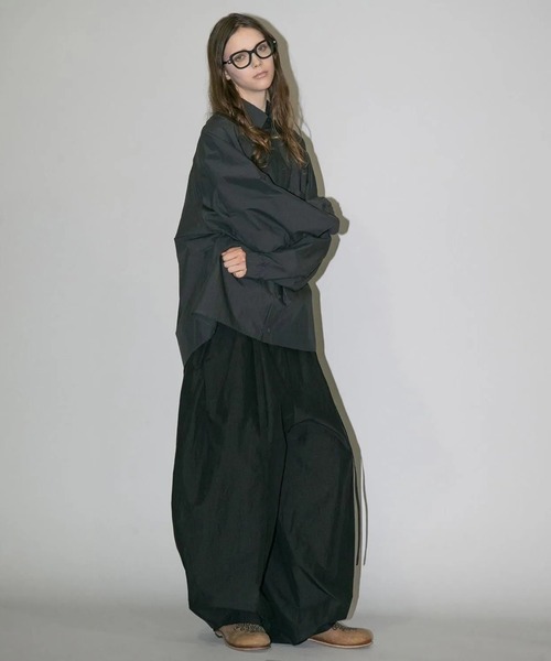 my beautiful landlet(マイビューティフルランドレット)の「【my beautiful landlet】 COTTON×RECYCLED NYLON WIDE SUSPENDER PANTS(その他パンツ・メンズ・ブラック/チャコールグレー/ネイビー・0/1)」の16枚目の写真