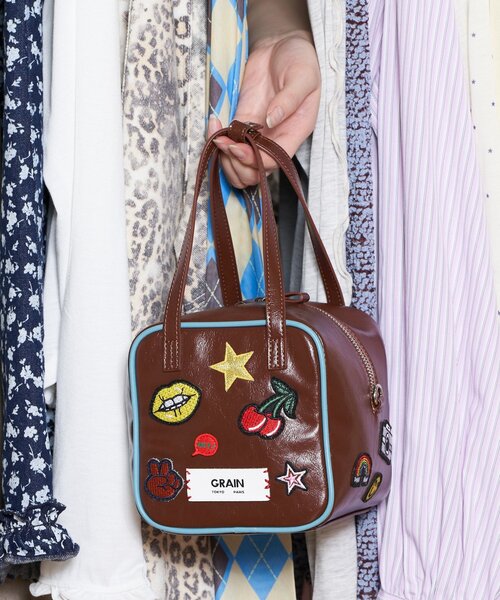 GRAIN（グレイン）の「【GRAIN/グレイン】2WAYアソートワッペンスクエアショルダーバッグ（ショルダーバッグ・レディース・ベージュ/ブラウン・FREE）」の2枚目の写真