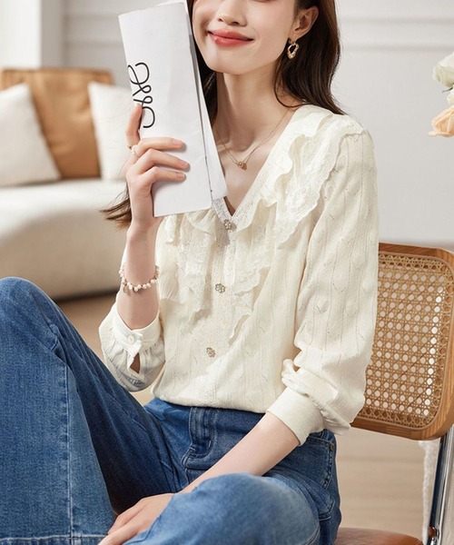 &soiree(アンドソワレ)の「Vネックレースフリルシフォンブラウス(シャツ/ブラウス・レディース・アイボリー・LARGE/MEDIUM/SMALL/X-LARGE)」の2枚目の写真