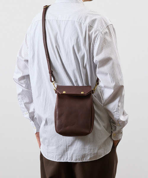 SLOW(スロウ)の「SLOW スロウ / bono-gasmask shoulder bag-S フルベジタブルタンニング栃木レザーショルダーバッグ / 858S93S(ショルダーバッグ・メンズ・ブラック/チョコ・FREE)」の2枚目の写真
