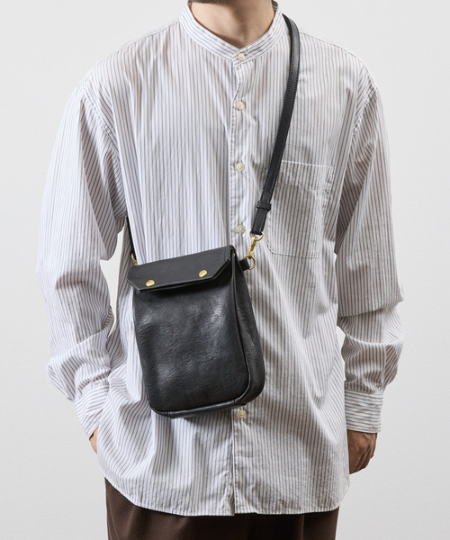 SLOW(スロウ)の「SLOW スロウ / bono-gasmask shoulder bag-S フルベジタブルタンニング栃木レザーショルダーバッグ / 858S93S(ショルダーバッグ・メンズ・ブラック/チョコ・FREE)」の1枚目の写真