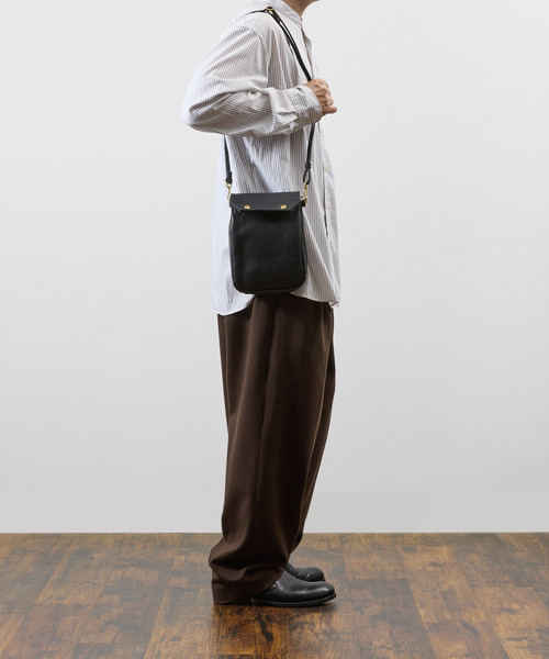 SLOW(スロウ)の「SLOW スロウ / bono-gasmask shoulder bag-S フルベジタブルタンニング栃木レザーショルダーバッグ / 858S93S(ショルダーバッグ・メンズ・ブラック/チョコ・FREE)」の3枚目の写真