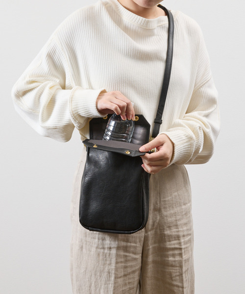 SLOW(スロウ)の「SLOW スロウ / bono-gasmask shoulder bag-S フルベジタブルタンニング栃木レザーショルダーバッグ / 858S93S(ショルダーバッグ・メンズ・ブラック/チョコ・FREE)」の4枚目の写真