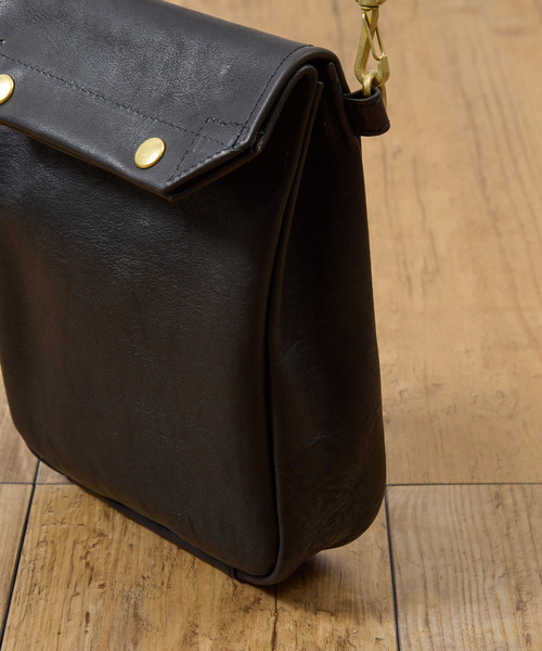SLOW(スロウ)の「SLOW スロウ / bono-gasmask shoulder bag-S フルベジタブルタンニング栃木レザーショルダーバッグ / 858S93S(ショルダーバッグ・メンズ・ブラック/チョコ・FREE)」の8枚目の写真