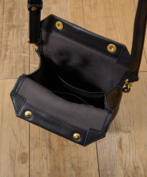 SLOW(スロウ)の「SLOW スロウ / bono-gasmask shoulder bag-S フルベジタブルタンニング栃木レザーショルダーバッグ / 858S93S(ショルダーバッグ・メンズ・ブラック/チョコ・FREE)」の14枚目の写真