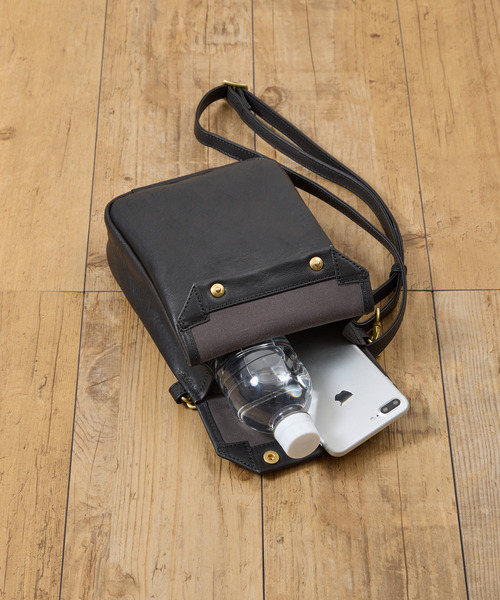 SLOW(スロウ)の「SLOW スロウ / bono-gasmask shoulder bag-S フルベジタブルタンニング栃木レザーショルダーバッグ / 858S93S(ショルダーバッグ・メンズ・ブラック/チョコ・FREE)」の15枚目の写真
