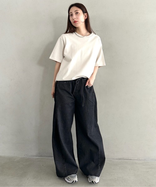 Outfitter lab(アウトフィッターラボ)の「丈感長めでシーズンレス♪サイドタック入りワイドデニムパンツ ストレートデニム 柔らかワイドイージーパンツ/デニム/スラックス(デニムパンツ・レディース・ブラック/ブルー・M)」の16枚目の写真
