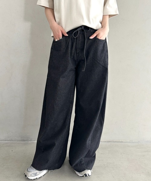 Outfitter lab(アウトフィッターラボ)の「丈感長めでシーズンレス♪サイドタック入りワイドデニムパンツ ストレートデニム 柔らかワイドイージーパンツ/デニム/スラックス(デニムパンツ・レディース・ブラック/ブルー・M)」の4枚目の写真