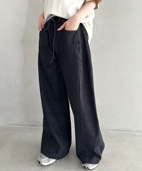 Outfitter lab(アウトフィッターラボ)の「丈感長めでシーズンレス♪サイドタック入りワイドデニムパンツ ストレートデニム 柔らかワイドイージーパンツ/デニム/スラックス(デニムパンツ・レディース・ブラック/ブルー・M)」の6枚目の写真