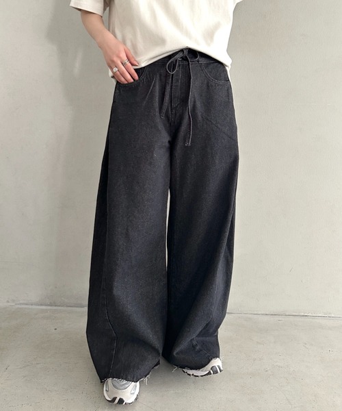 Outfitter lab(アウトフィッターラボ)の「丈感長めでシーズンレス♪サイドタック入りワイドデニムパンツ ストレートデニム 柔らかワイドイージーパンツ/デニム/スラックス(デニムパンツ・レディース・ブラック/ブルー・M)」の5枚目の写真