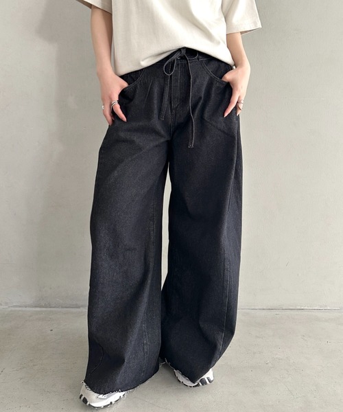Outfitter lab(アウトフィッターラボ)の「丈感長めでシーズンレス♪サイドタック入りワイドデニムパンツ ストレートデニム 柔らかワイドイージーパンツ/デニム/スラックス(デニムパンツ・レディース・ブラック/ブルー・M)」の3枚目の写真