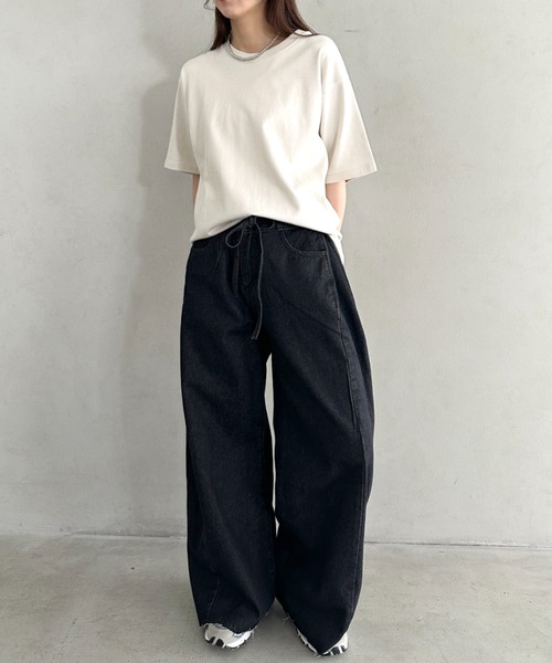 Outfitter lab(アウトフィッターラボ)の「丈感長めでシーズンレス♪サイドタック入りワイドデニムパンツ ストレートデニム 柔らかワイドイージーパンツ/デニム/スラックス(デニムパンツ・レディース・ブラック/ブルー・M)」の13枚目の写真