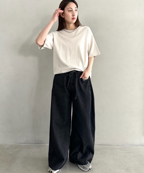 Outfitter lab(アウトフィッターラボ)の「丈感長めでシーズンレス♪サイドタック入りワイドデニムパンツ ストレートデニム 柔らかワイドイージーパンツ/デニム/スラックス(デニムパンツ・レディース・ブラック/ブルー・M)」の15枚目の写真