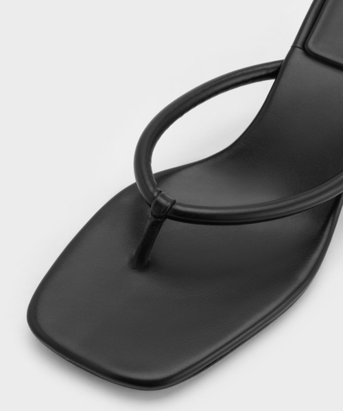CHARLES & KEITH(チャールズ & キース)の「スクエアトゥ キトゥンヒールトングサンダル(サンダル・レディース・ブラック/シルバー・22.5cm/23cm/23.5cm/24.5cm/25cm)」の6枚目の写真