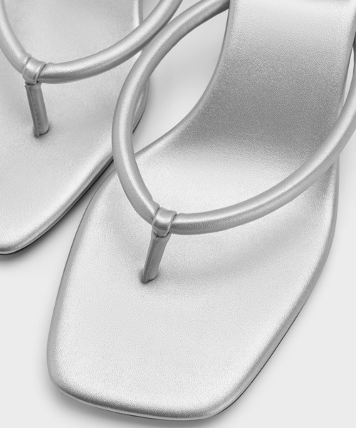 CHARLES & KEITH(チャールズ & キース)の「スクエアトゥ キトゥンヒールトングサンダル(サンダル・レディース・ブラック/シルバー・22.5cm/23cm/23.5cm/24.5cm/25cm)」の12枚目の写真
