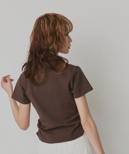 ad thie（アドティエ）の「サイドギャザー フライスコンパクト スキッパーTシャツ（ポロシャツ・レディース・ブラック/レッド/ブラウン/オフホワイト・FREE）」の13枚目の写真