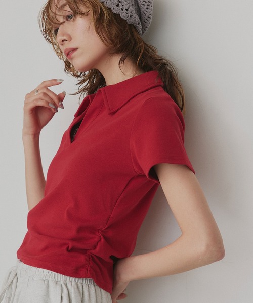 ad thie（アドティエ）の「サイドギャザー フライスコンパクト スキッパーTシャツ（ポロシャツ・レディース・ブラック/レッド/ブラウン/オフホワイト・FREE）」の7枚目の写真