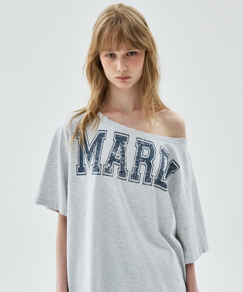 Mardi Mercredi(マルディメクルディ)の「TSHIRT OFF SHOULDER CRACKED LOGO DESTROYED / Tシャツ オフショルダー クラック ロゴ デストロイド(Tシャツ/カットソー・レディース・ヘザーグレー/アイボリー/チャコール・FREE)」の3枚目の写真