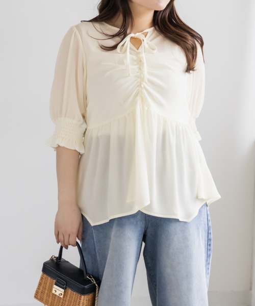 CLETTE(クレット)の「CLETTEオリジナルリボンネックシアーブラウス(シャツ/ブラウス・レディース・ピンク/ブルー/オフホワイト・3L/LL/4L)」の2枚目の写真