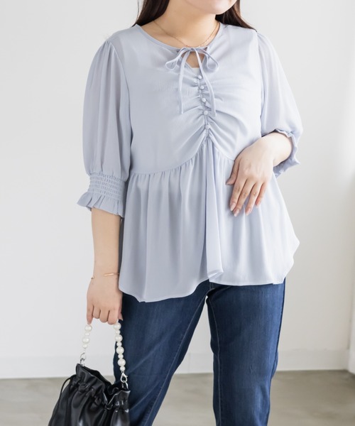 CLETTE(クレット)の「CLETTEオリジナルリボンネックシアーブラウス(シャツ/ブラウス・レディース・ピンク/ブルー/オフホワイト・3L/LL/4L)」の3枚目の写真