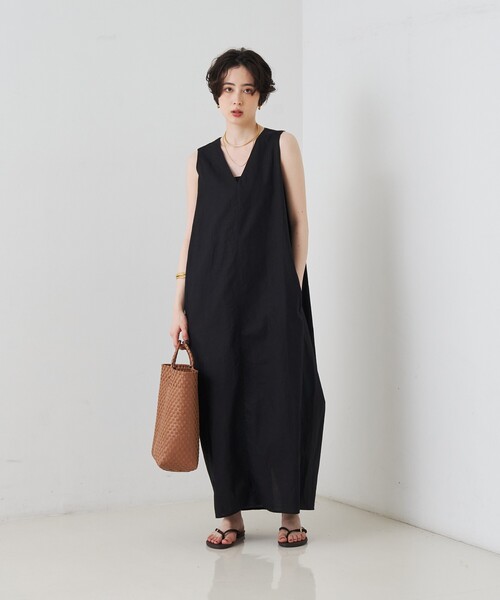 Rouge vif Anna（ルージュヴィフアンナ）の「【2サイズ展開】【定番人気】麻混ノースリーブVネックワンピース/ポケット付き/コクーンシルエット（ワンピース・レディース・ブラック/モカ・36/38）」の3枚目の写真