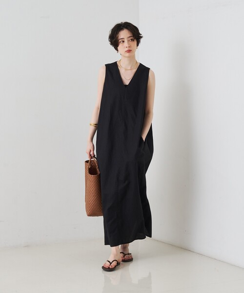 Rouge vif Anna（ルージュヴィフアンナ）の「【2サイズ展開】【定番人気】麻混ノースリーブVネックワンピース/ポケット付き/コクーンシルエット（ワンピース・レディース・ブラック/モカ・36/38）」の4枚目の写真