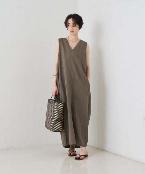 Rouge vif Anna（ルージュヴィフアンナ）の「【2サイズ展開】【定番人気】麻混ノースリーブVネックワンピース/ポケット付き/コクーンシルエット（ワンピース・レディース・ブラック/モカ・36/38）」の9枚目の写真