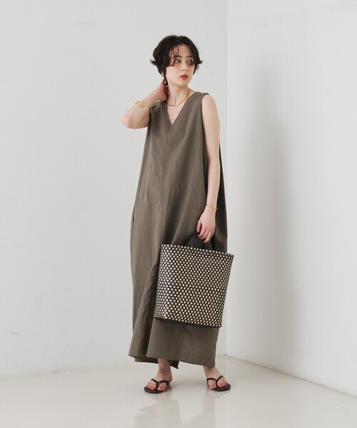 Rouge vif Anna（ルージュヴィフアンナ）の「【2サイズ展開】【定番人気】麻混ノースリーブVネックワンピース/ポケット付き/コクーンシルエット（ワンピース・レディース・ブラック/モカ・36/38）」の10枚目の写真