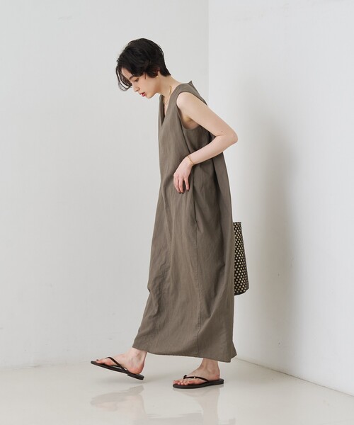 Rouge vif Anna（ルージュヴィフアンナ）の「【2サイズ展開】【定番人気】麻混ノースリーブVネックワンピース/ポケット付き/コクーンシルエット（ワンピース・レディース・ブラック/モカ・36/38）」の11枚目の写真