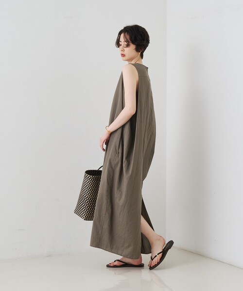 Rouge vif Anna（ルージュヴィフアンナ）の「【2サイズ展開】【定番人気】麻混ノースリーブVネックワンピース/ポケット付き/コクーンシルエット（ワンピース・レディース・ブラック/モカ・36/38）」の12枚目の写真