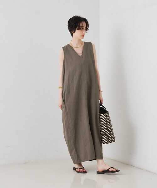 Rouge vif Anna（ルージュヴィフアンナ）の「【2サイズ展開】【定番人気】麻混ノースリーブVネックワンピース/ポケット付き/コクーンシルエット（ワンピース・レディース・ブラック/モカ・36/38）」の14枚目の写真