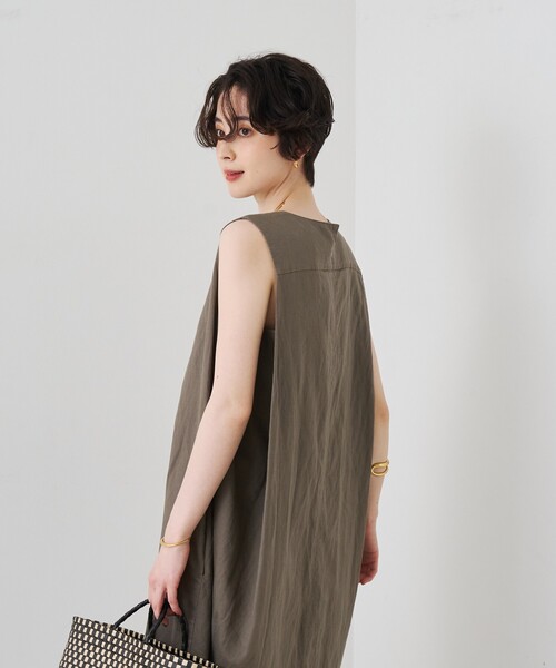Rouge vif Anna（ルージュヴィフアンナ）の「【2サイズ展開】【定番人気】麻混ノースリーブVネックワンピース/ポケット付き/コクーンシルエット（ワンピース・レディース・ブラック/モカ・36/38）」の19枚目の写真