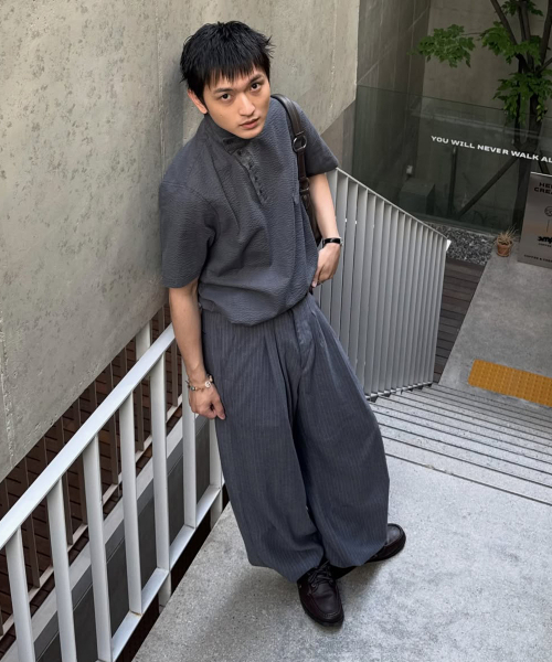 INTEMPOMOOD(インテンポムード)の「プライムボタンチャイナカラーシャツ_チャコール(シャツ/ブラウス・メンズ・チャコール・MEDIUM/LARGE)」の2枚目の写真