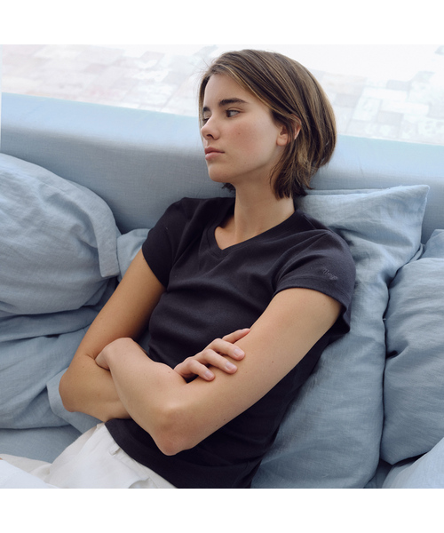 URAGO(ユラーゴ)の「Logo slim V-neck t-shirt(Tシャツ/カットソー・レディース・チャコールグレー/ライトグレー/イエロー/アイボリー・FREE)」の2枚目の写真