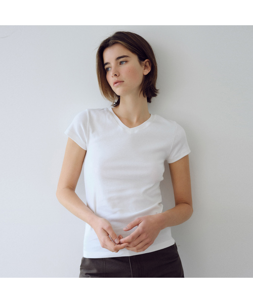 URAGO(ユラーゴ)の「Logo slim V-neck t-shirt(Tシャツ/カットソー・レディース・チャコールグレー/ライトグレー/イエロー/アイボリー・FREE)」の1枚目の写真