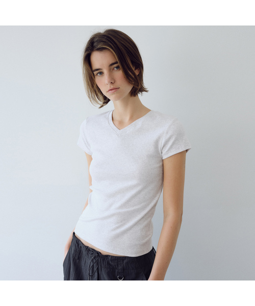 URAGO(ユラーゴ)の「Logo slim V-neck t-shirt(Tシャツ/カットソー・レディース・チャコールグレー/ライトグレー/イエロー/アイボリー・FREE)」の3枚目の写真