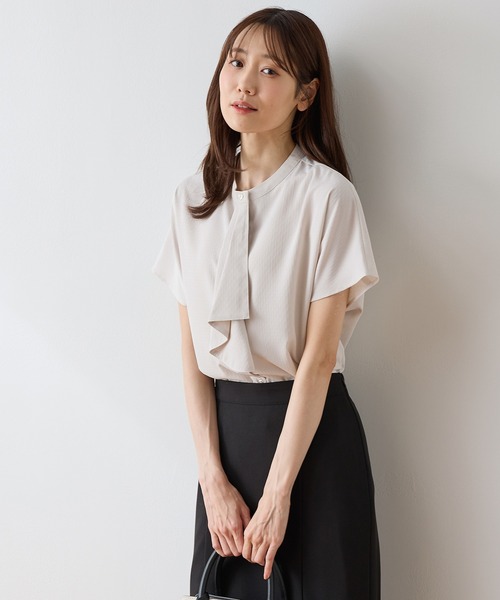 Honeys(ハニーズ)の「フレンチボウタイブラウス(シャツ/ブラウス・レディース・ブラウン/グリーン/グレイッシュベージュ・S/M/L)」の8枚目の写真