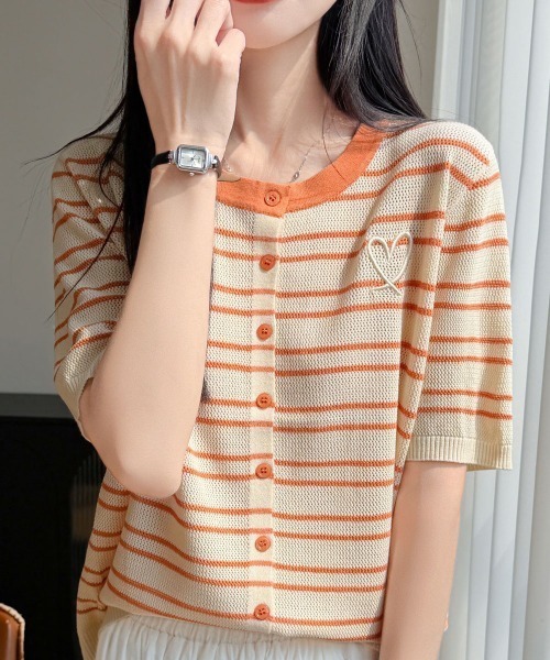 &soiree(アンドソワレ)の「ハート刺繍入りボーダー半袖クルーネックカーディガン(カーディガン/ボレロ・レディース・オフホワイト/オレンジ・LARGE/X-LARGE/MEDIUM)」の5枚目の写真