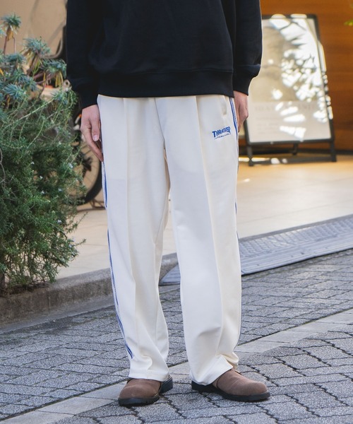 THRASHER(スラッシャー)の「【THRASHER/スラッシャー】【高級感あるジャガードテープが際立つ1本】サイドライン ジャージワイドトラックパンツ ブランドロゴ刺繍 きれいめ ストリート スケーター ユニセックス(その他パンツ・メンズ・ホワイト/ブラック・MEDIUM/LARGE)」の1枚目の写真
