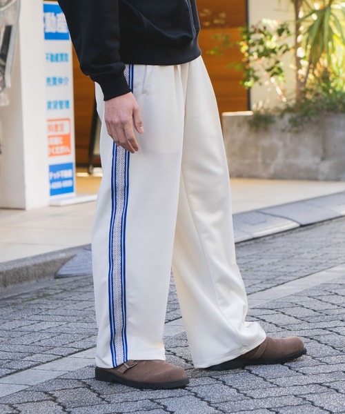 THRASHER(スラッシャー)の「【THRASHER/スラッシャー】【高級感あるジャガードテープが際立つ1本】サイドライン ジャージワイドトラックパンツ ブランドロゴ刺繍 きれいめ ストリート スケーター ユニセックス(その他パンツ・メンズ・ホワイト/ブラック・MEDIUM/LARGE)」の11枚目の写真