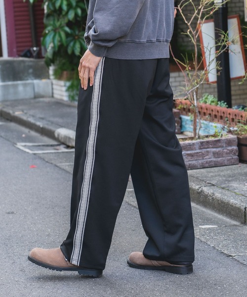 THRASHER(スラッシャー)の「【THRASHER/スラッシャー】【高級感あるジャガードテープが際立つ1本】サイドライン ジャージワイドトラックパンツ ブランドロゴ刺繍 きれいめ ストリート スケーター ユニセックス(その他パンツ・メンズ・ホワイト/ブラック・MEDIUM/LARGE)」の21枚目の写真