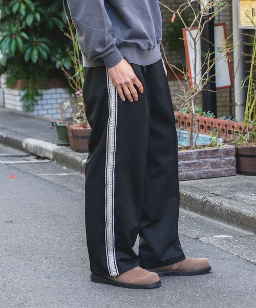 THRASHER(スラッシャー)の「【THRASHER/スラッシャー】【高級感あるジャガードテープが際立つ1本】サイドライン ジャージワイドトラックパンツ ブランドロゴ刺繍 きれいめ ストリート スケーター ユニセックス(その他パンツ・メンズ・ホワイト/ブラック・MEDIUM/LARGE)」の22枚目の写真