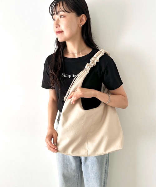 NATURALIST(ナチュラリスト)の「ギャザーハンドル ドロスト ワンショルダーバッグ(ショルダーバッグ・レディース・ブラック/ブラウン/ホワイト・FREE)」の17枚目の写真