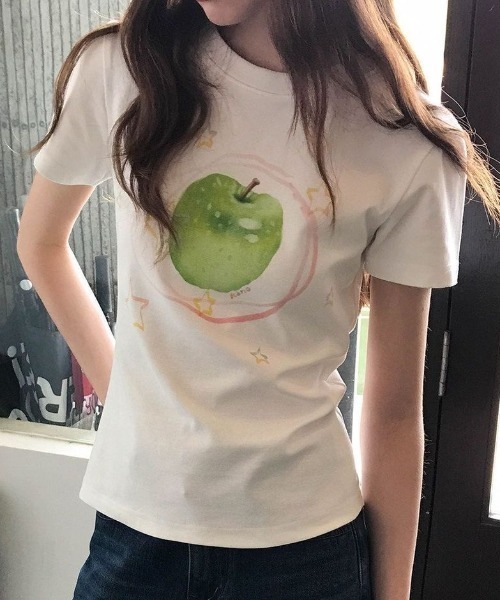 SHERU(シェル)の「レトログラフィック アップルプリント コンパクトチビTシャツ(Tシャツ/カットソー・レディース・ホワイト/ホワイト系その他・M)」の1枚目の写真