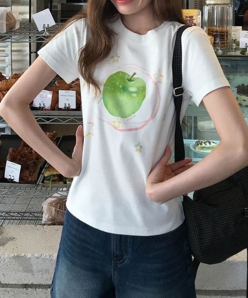 SHERU(シェル)の「レトログラフィック アップルプリント コンパクトチビTシャツ(Tシャツ/カットソー・レディース・ホワイト/ホワイト系その他・M)」の7枚目の写真