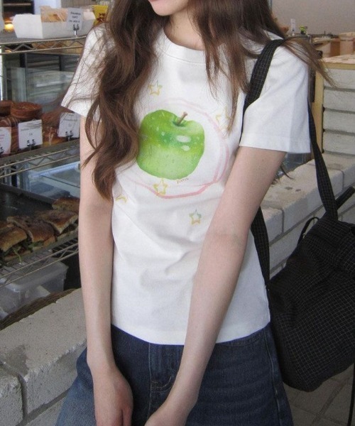 SHERU(シェル)の「レトログラフィック アップルプリント コンパクトチビTシャツ(Tシャツ/カットソー・レディース・ホワイト/ホワイト系その他・M)」の8枚目の写真