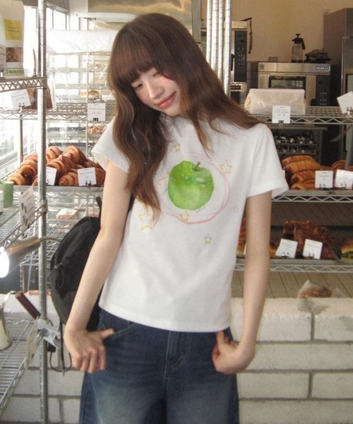 SHERU(シェル)の「レトログラフィック アップルプリント コンパクトチビTシャツ(Tシャツ/カットソー・レディース・ホワイト/ホワイト系その他・M)」の10枚目の写真